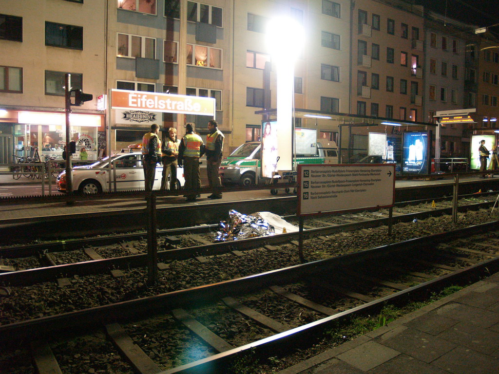Person unter KVB Bahn Koeln Eifelstr P21.JPG